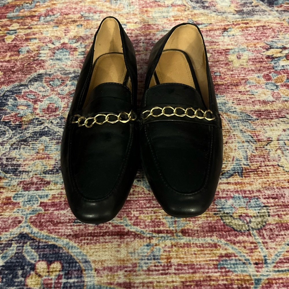 💥4/$20 BUNDLE. Black Loafers with Gold Chain Women’s Size 9
